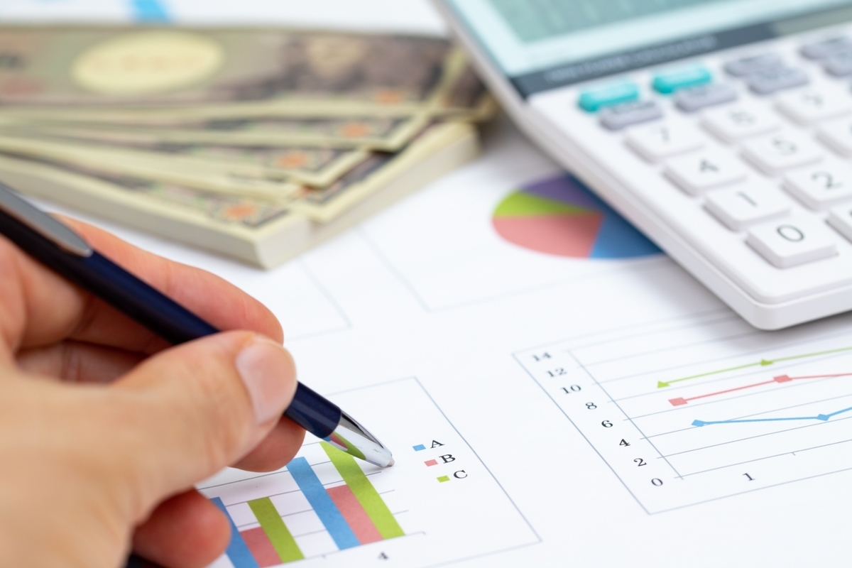 お金と電卓とペン