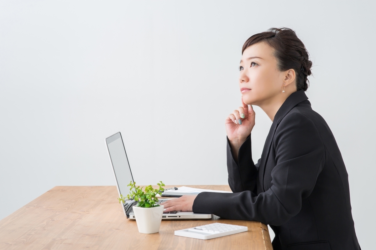 考え事をする女性