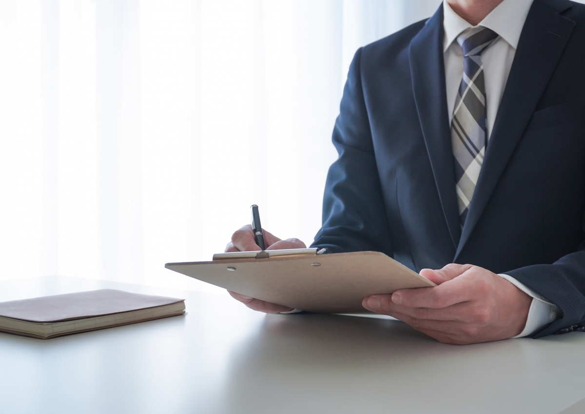 バインダーに記入する男性