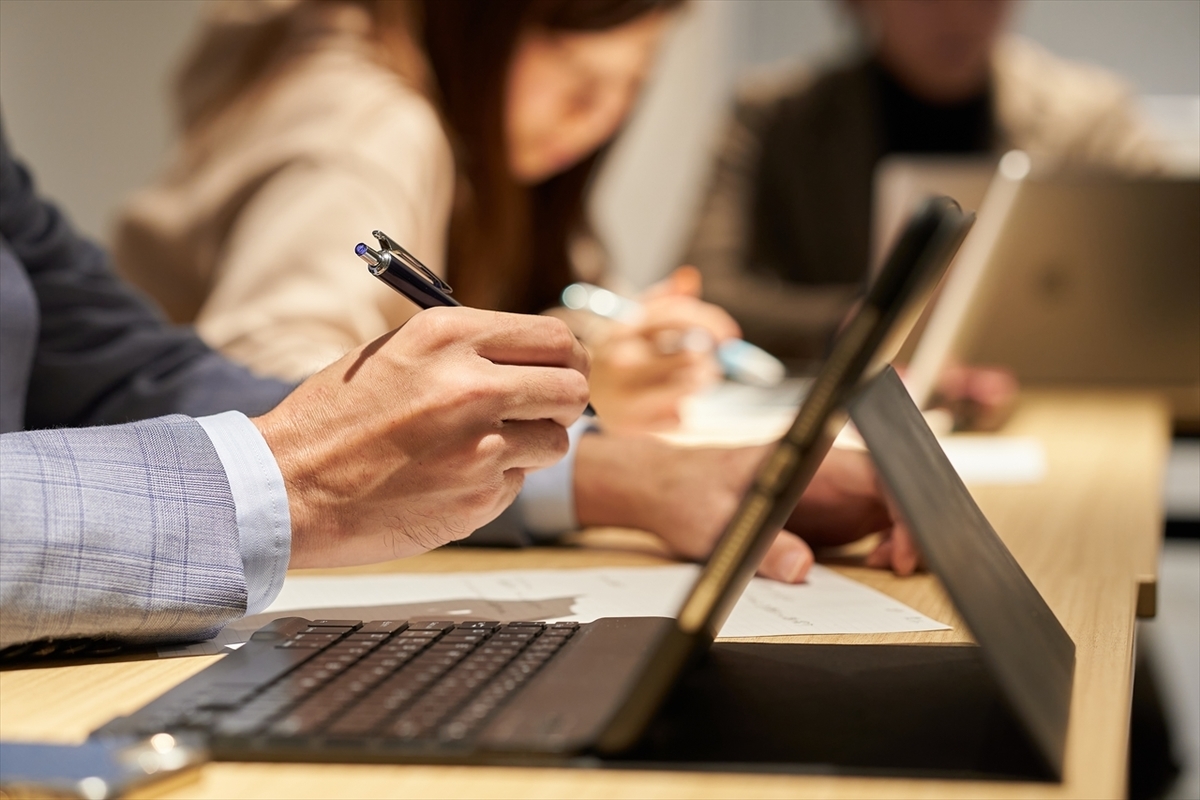 デスクワークをしている男性