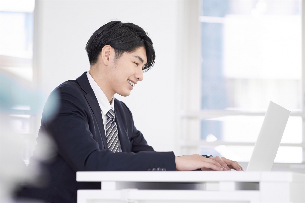 笑顔で働く男性