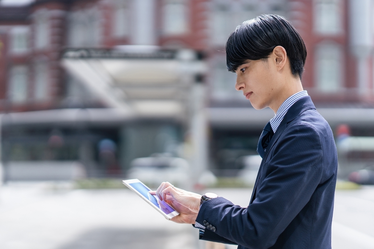 タブレットを操作する男性社員