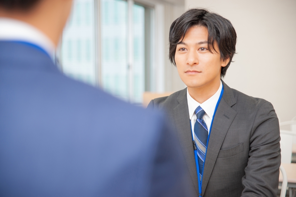 面接をする男性