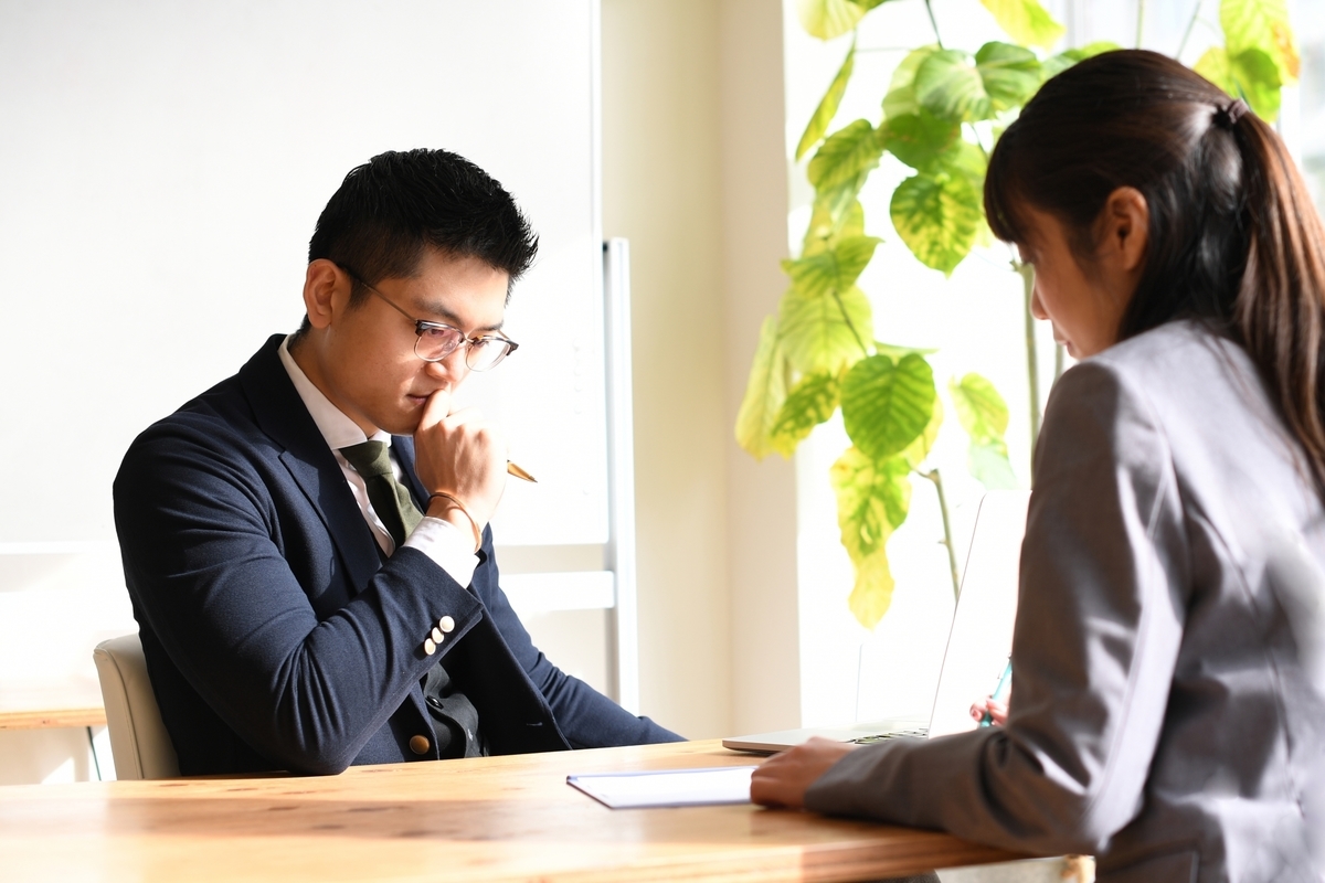 面談をしていぶかしげな表情の男性