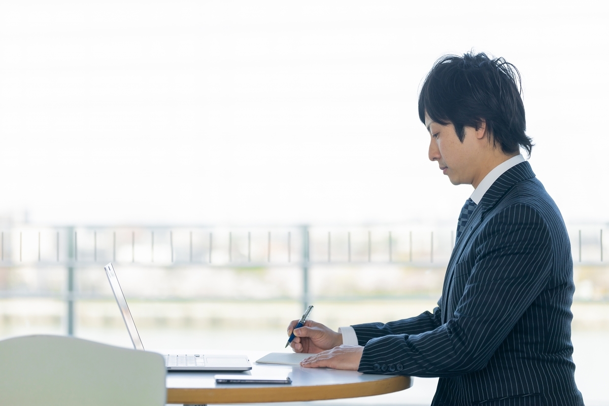 仕事をするスーツの男性