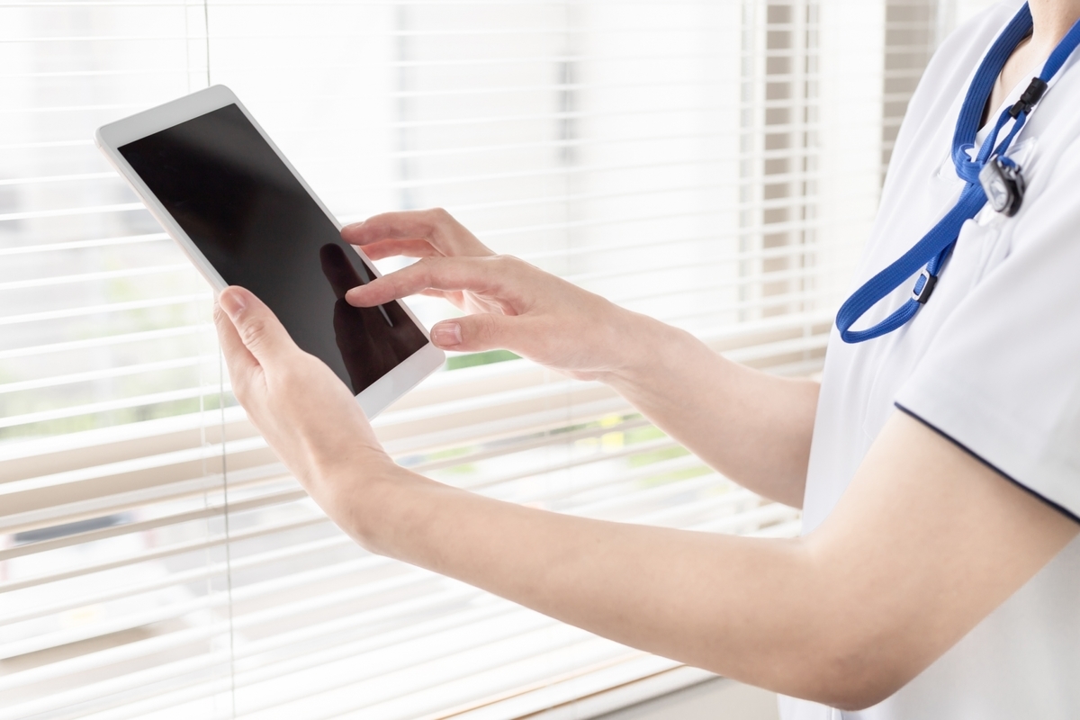 タブレットを操作する看護師の女性