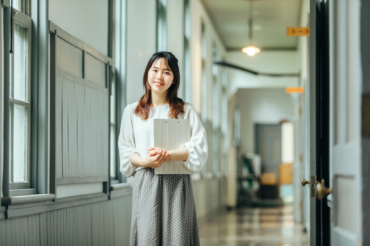 廊下にいる教員