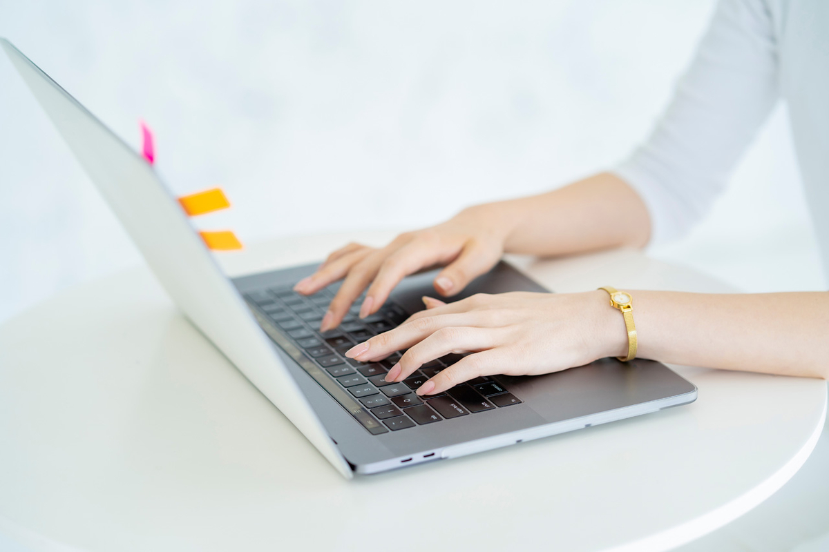 タイピングする女性の手元