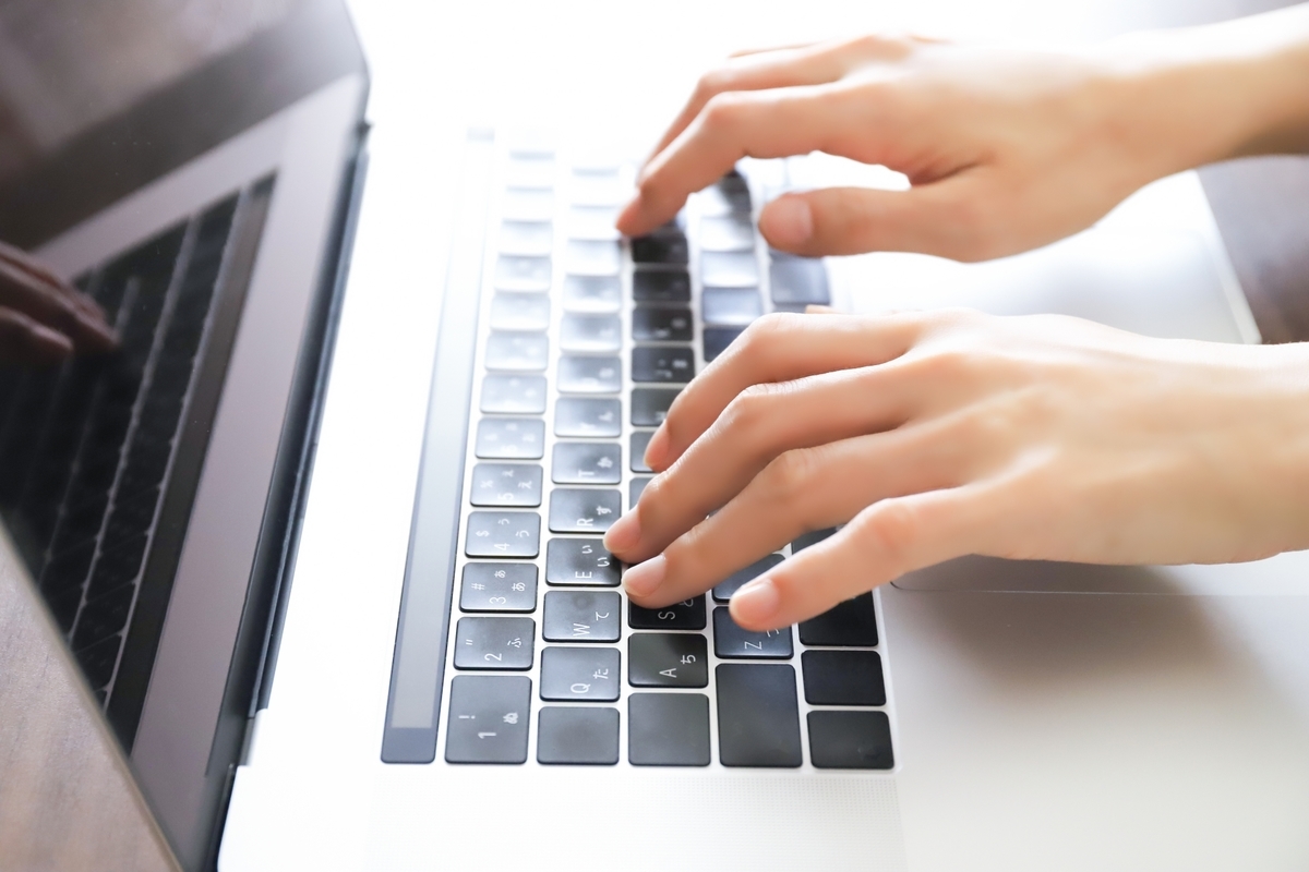 タイピングをする手元