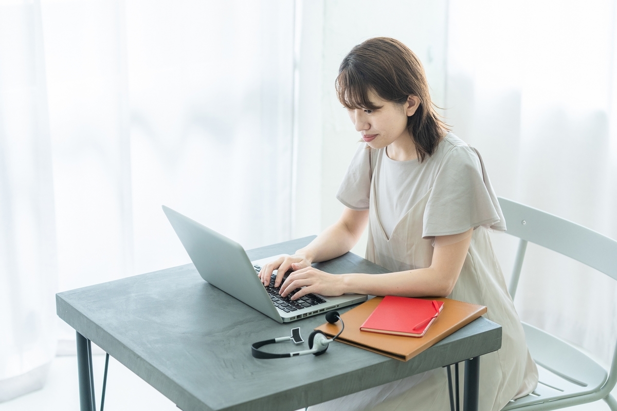 パソコンを操作する女性