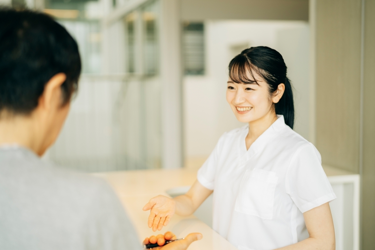 受付の女性