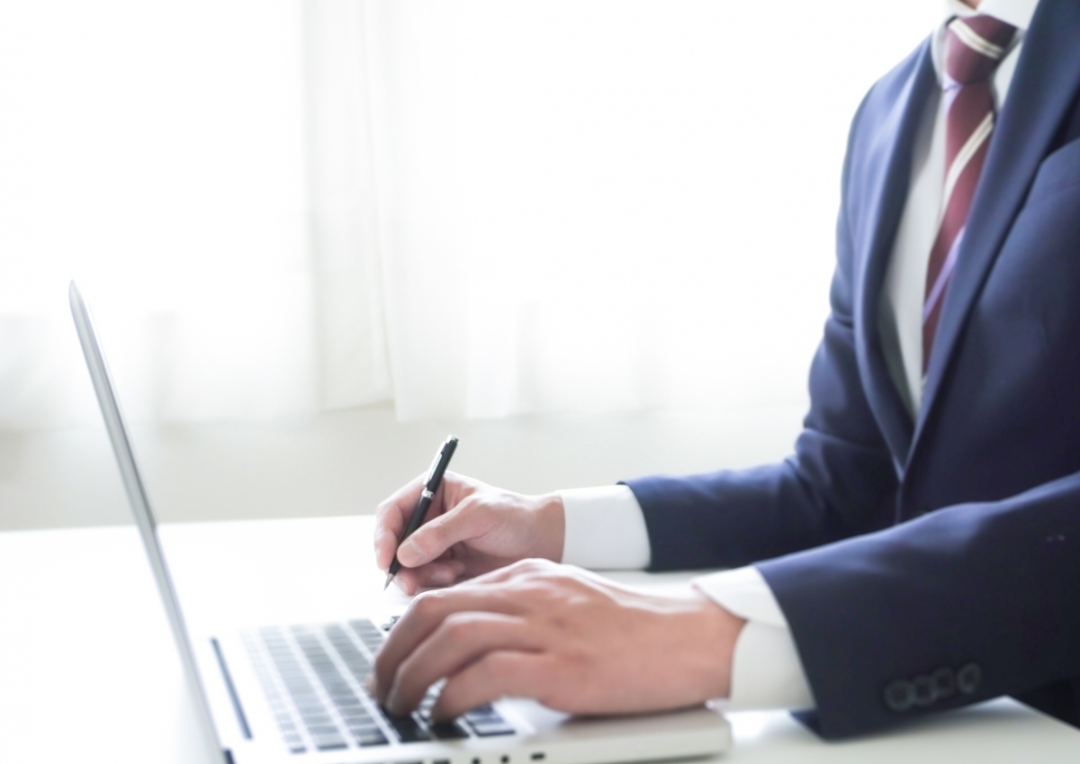 パソコンをしながらメモを取る