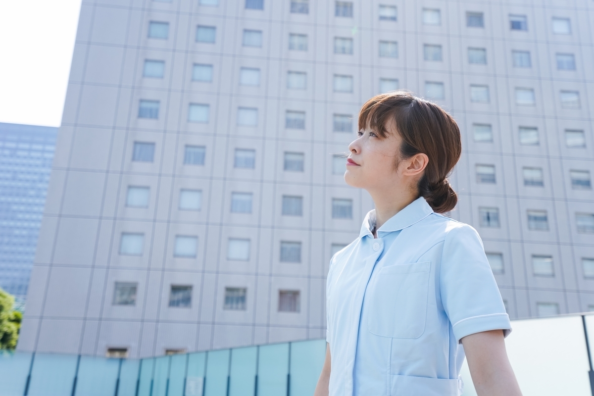 空を見上げる看護師