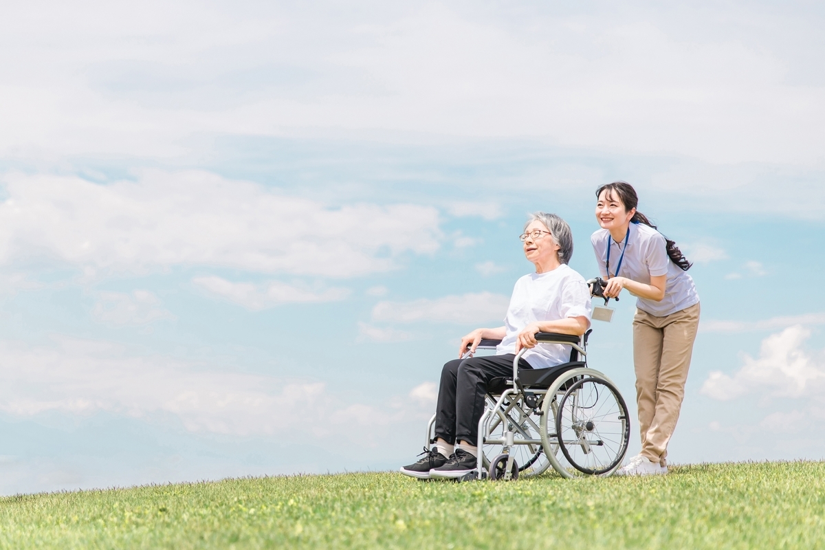 お年寄りと介護職員