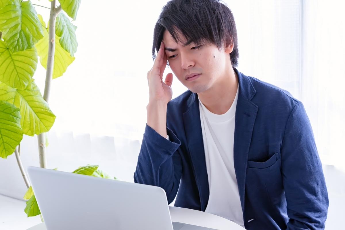 考え事をする男性