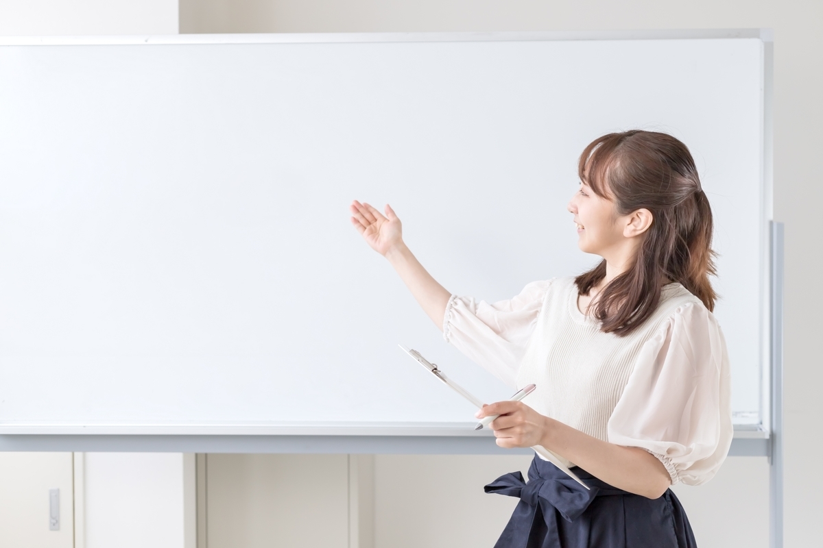 ホワイトボードを使って説明する女性
