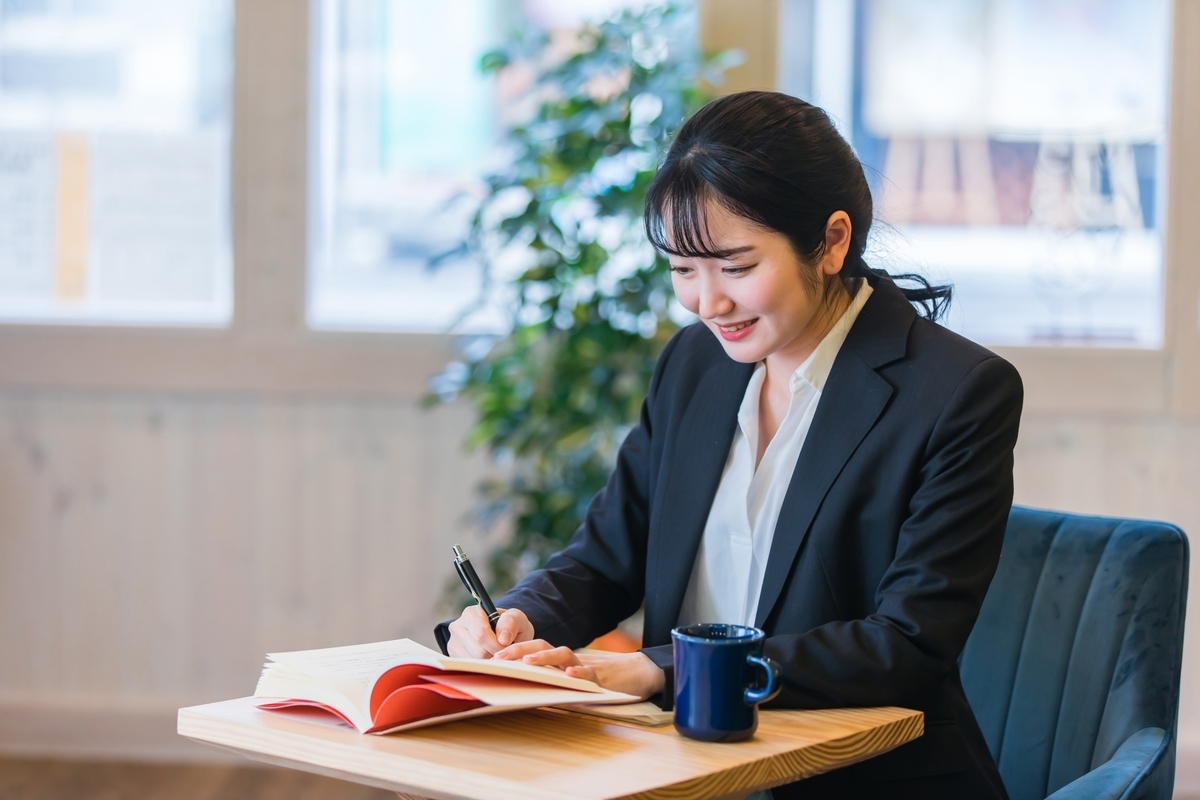 カフェで勉強する女性