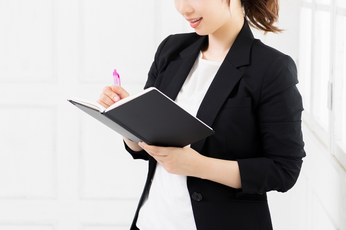 手帳に記入する女性
