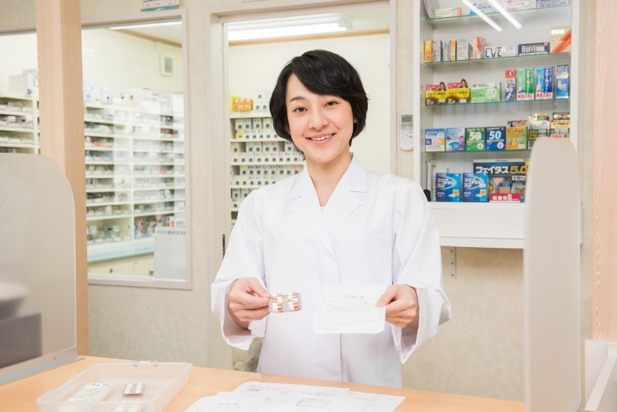 薬を渡す薬剤師