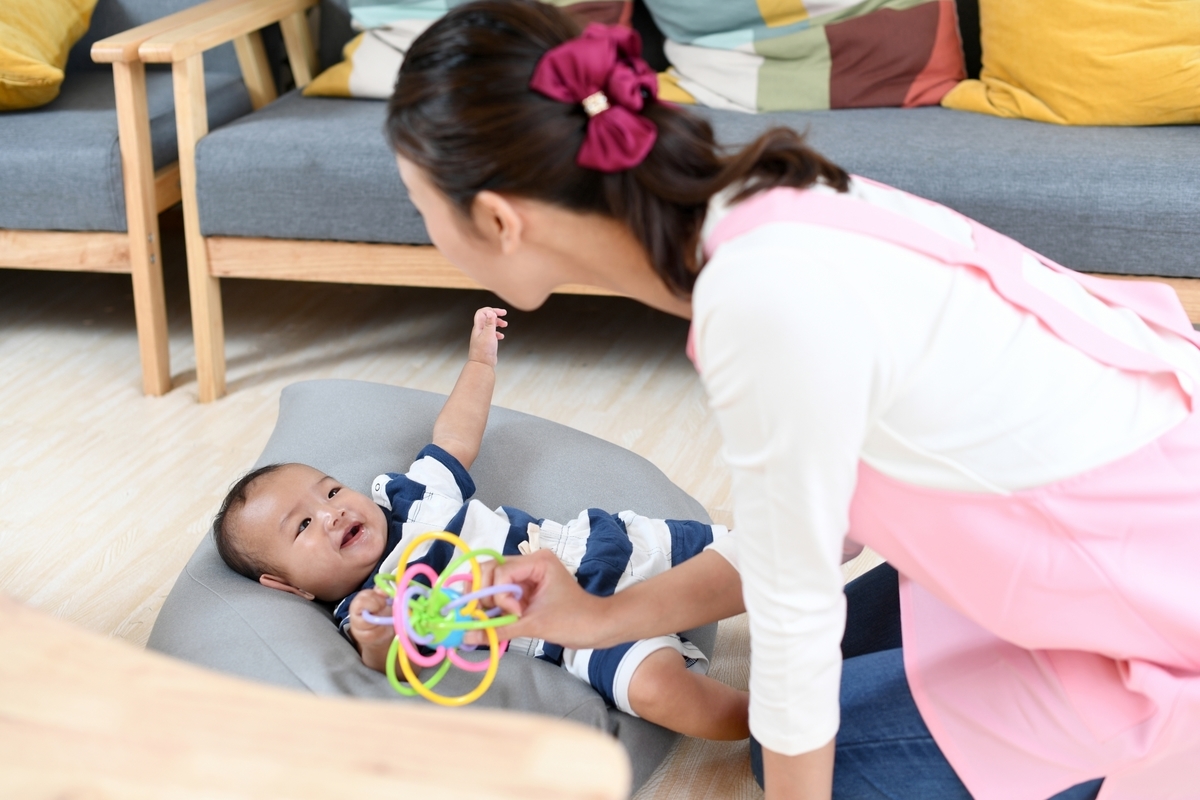 赤ちゃんをあやす保育士