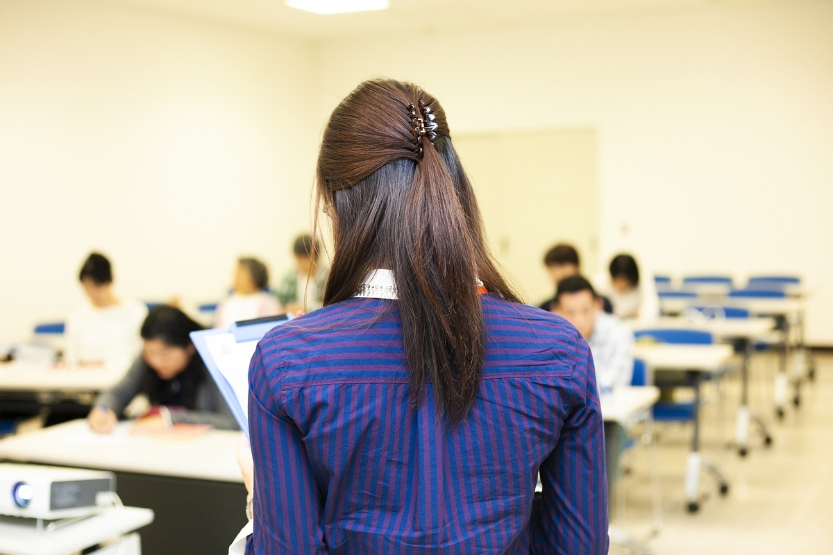 セミナーをする女性