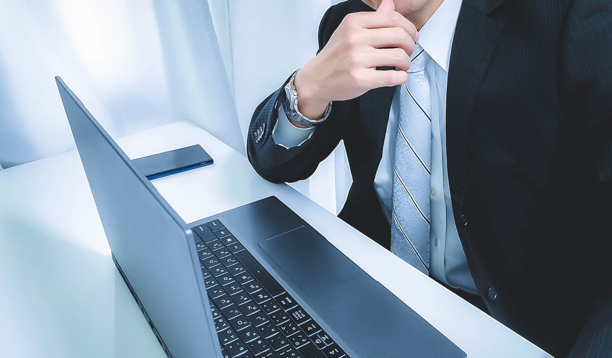 パソコンに向かう男性