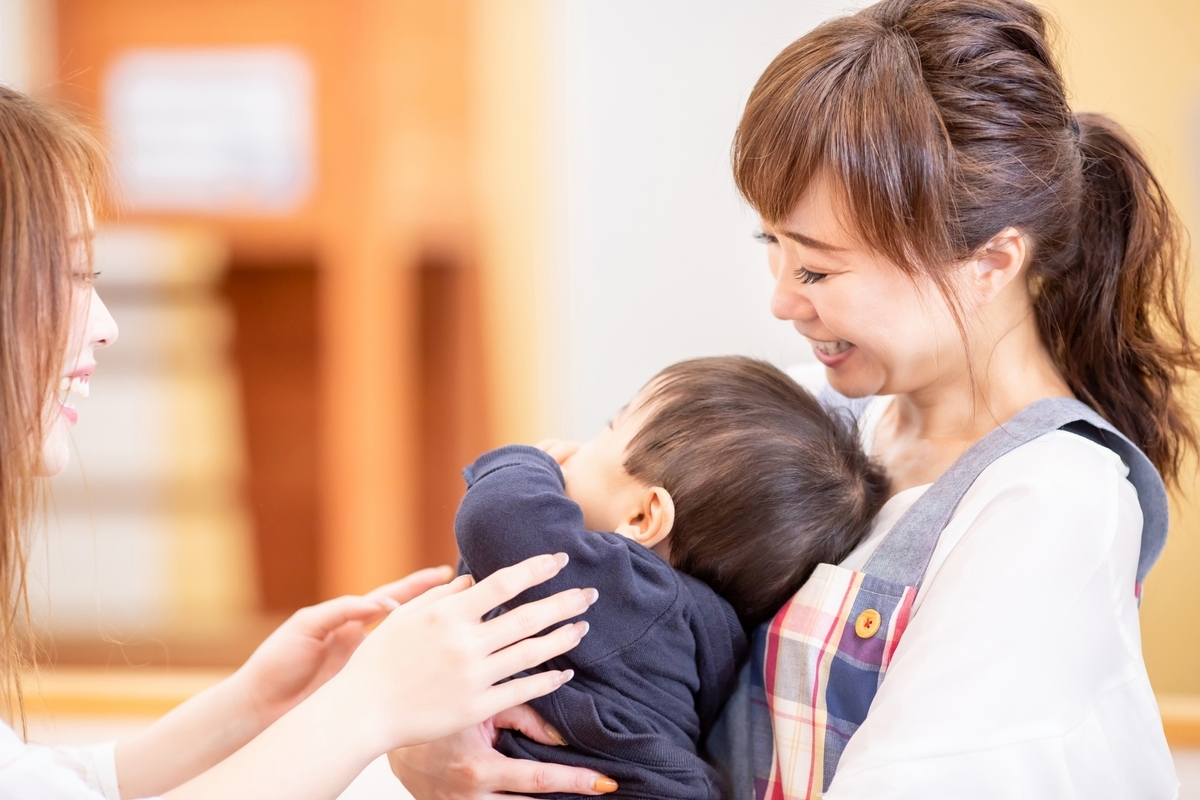 子供をあやす保育士の女性