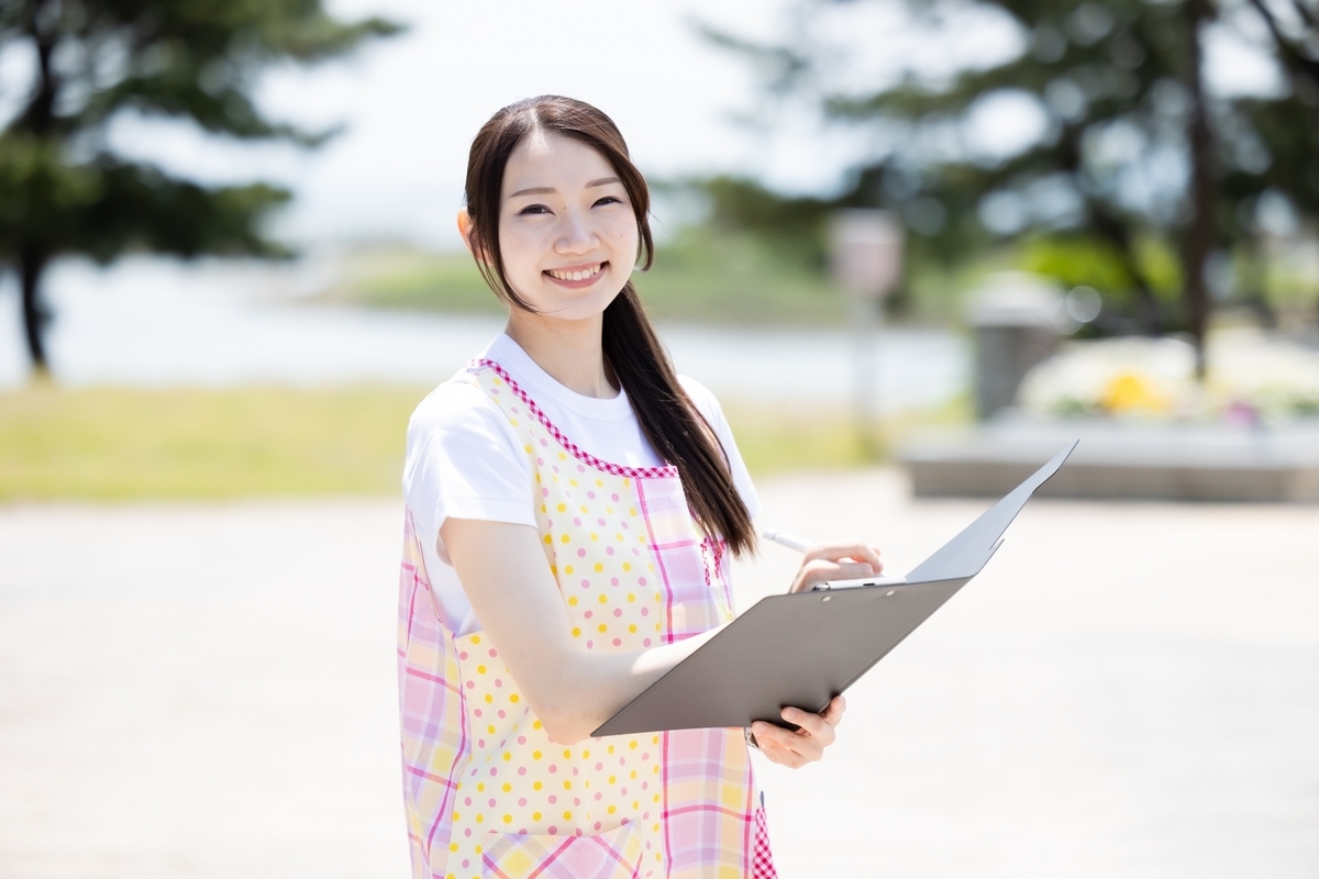 バインダーを持つ笑顔の女性