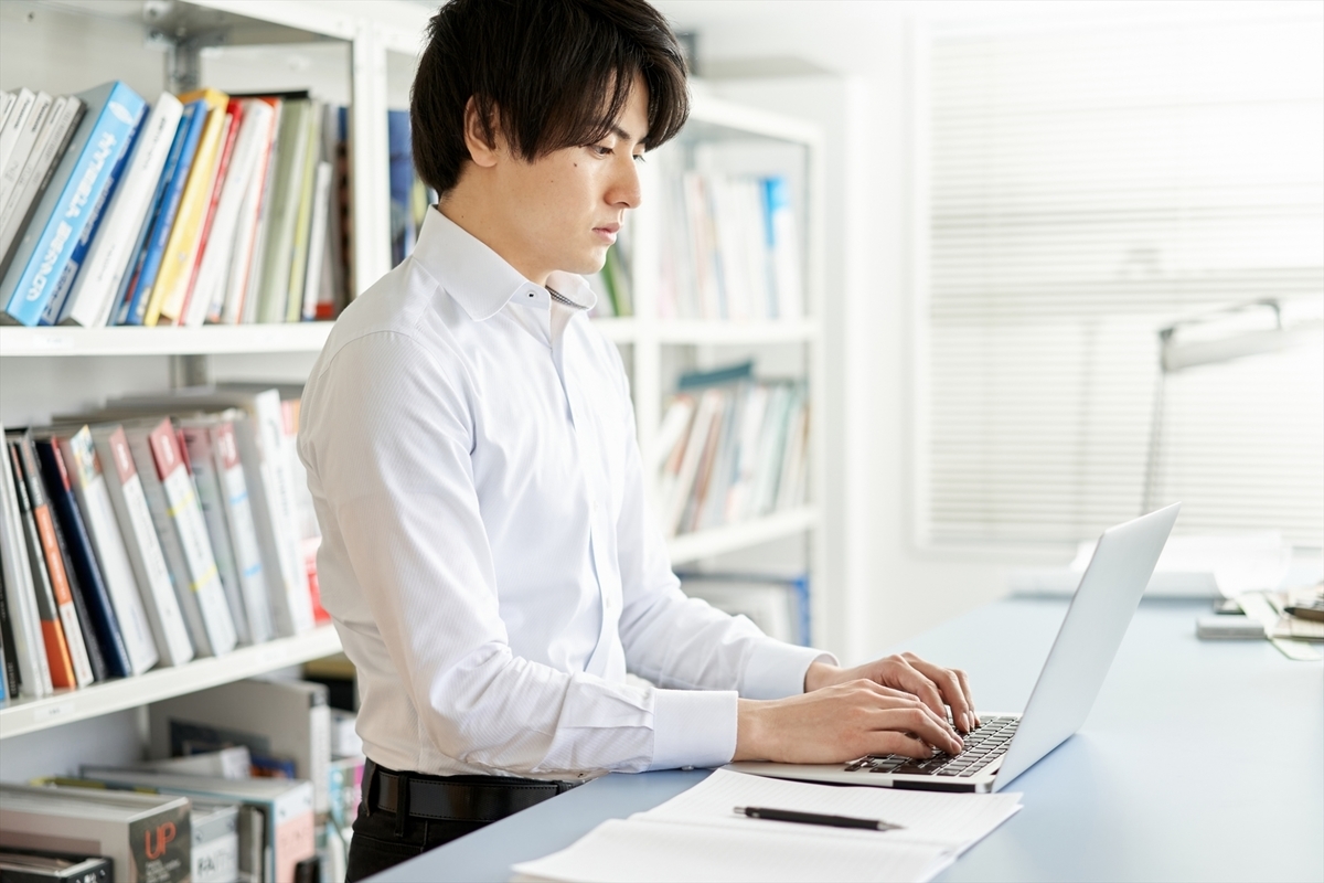 パソコンで作業する男性