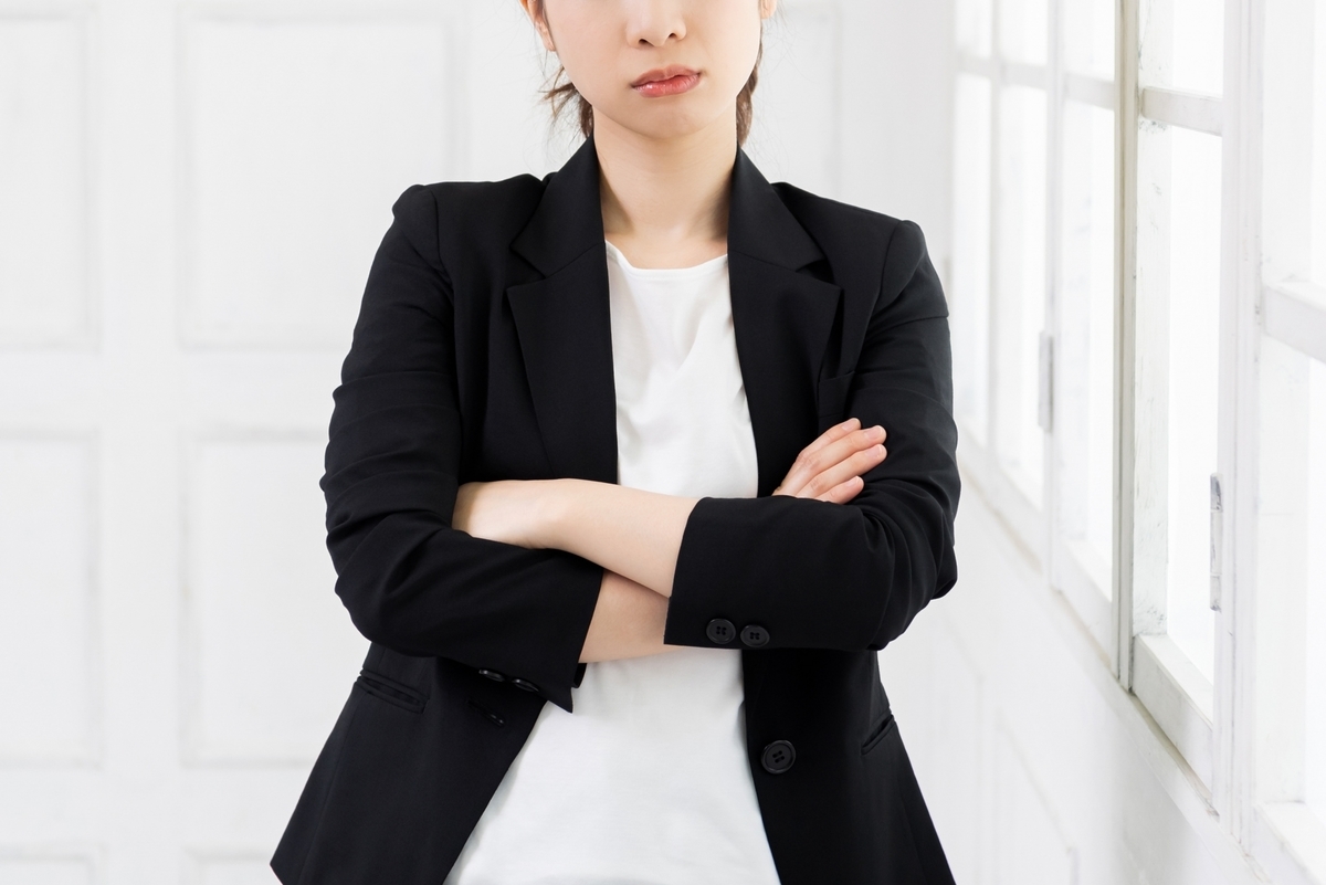 腕組みする女性
