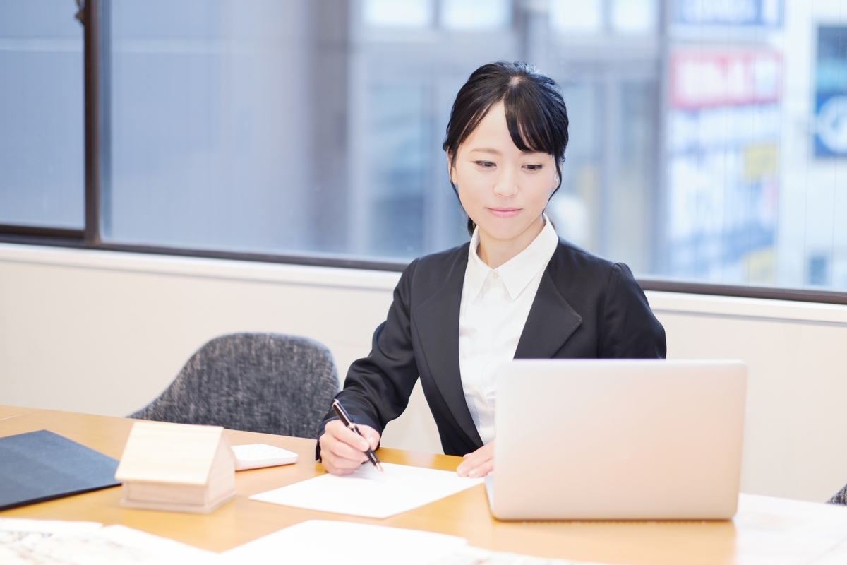 不動産屋のパソコン作業