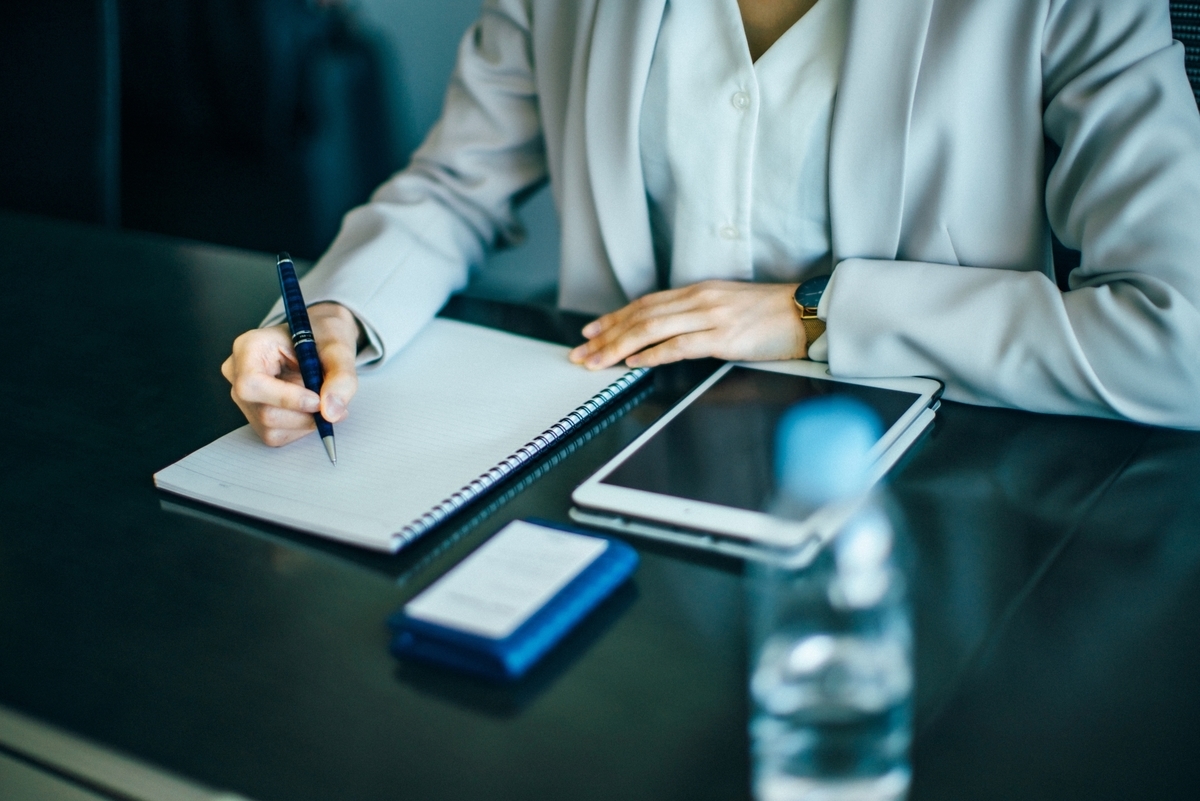 勉強をする女性