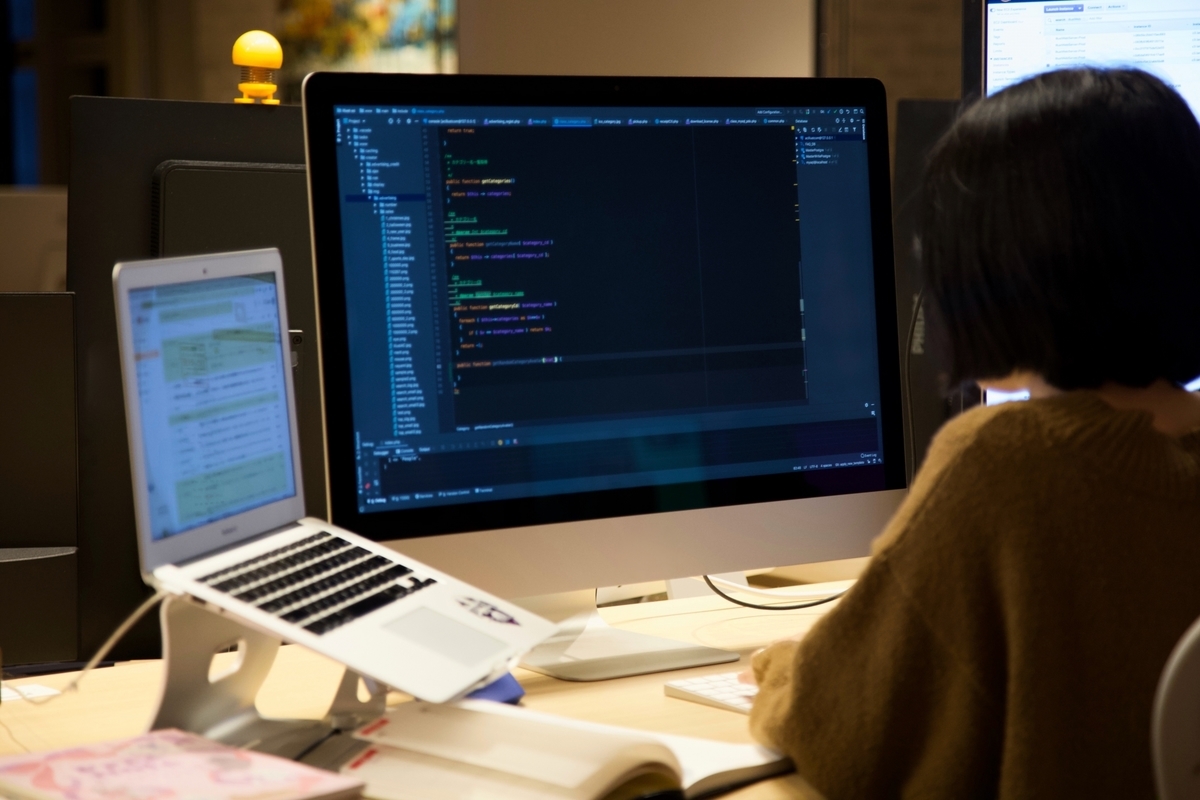 プログラミング作業をする女性