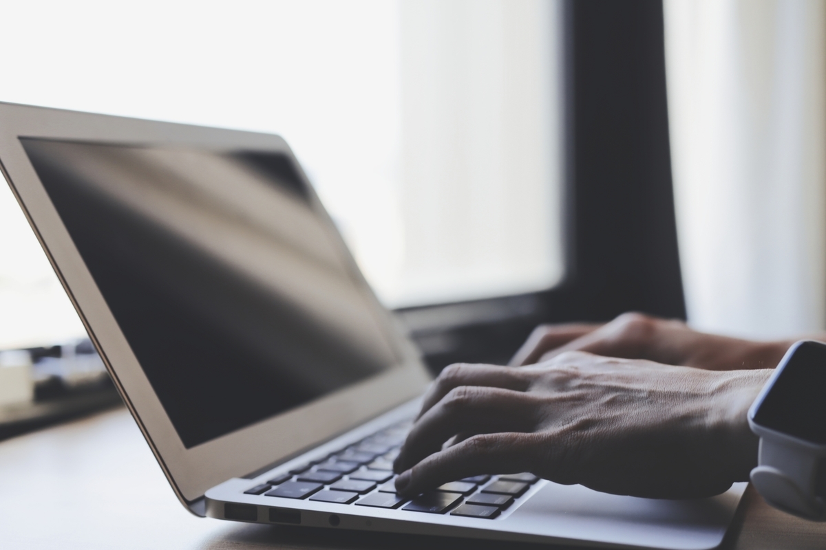 パソコンを操作する手元
