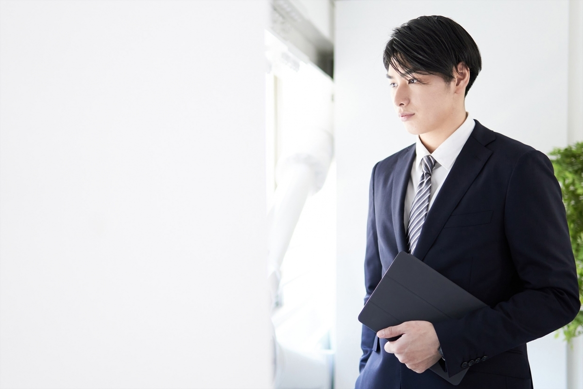 物憂げな表情の男性