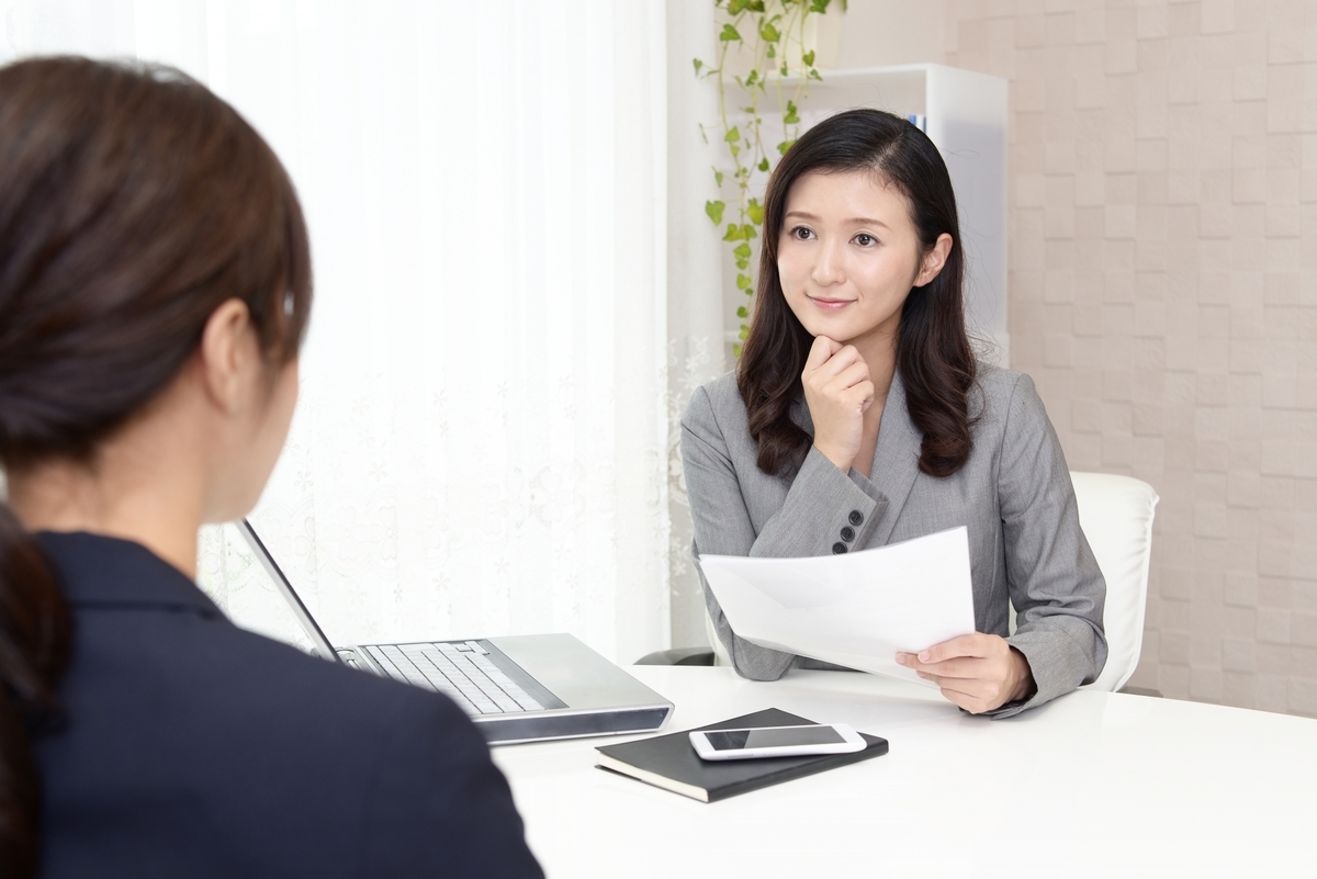 履歴書を手に面接をする女性
