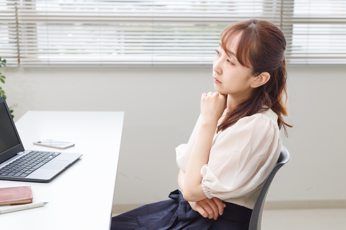 考え事をする女性