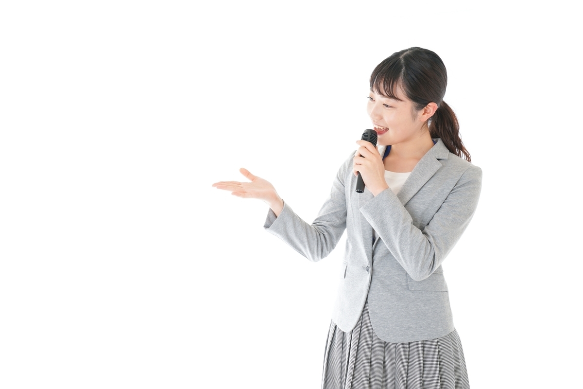 マイクをもって話す女性