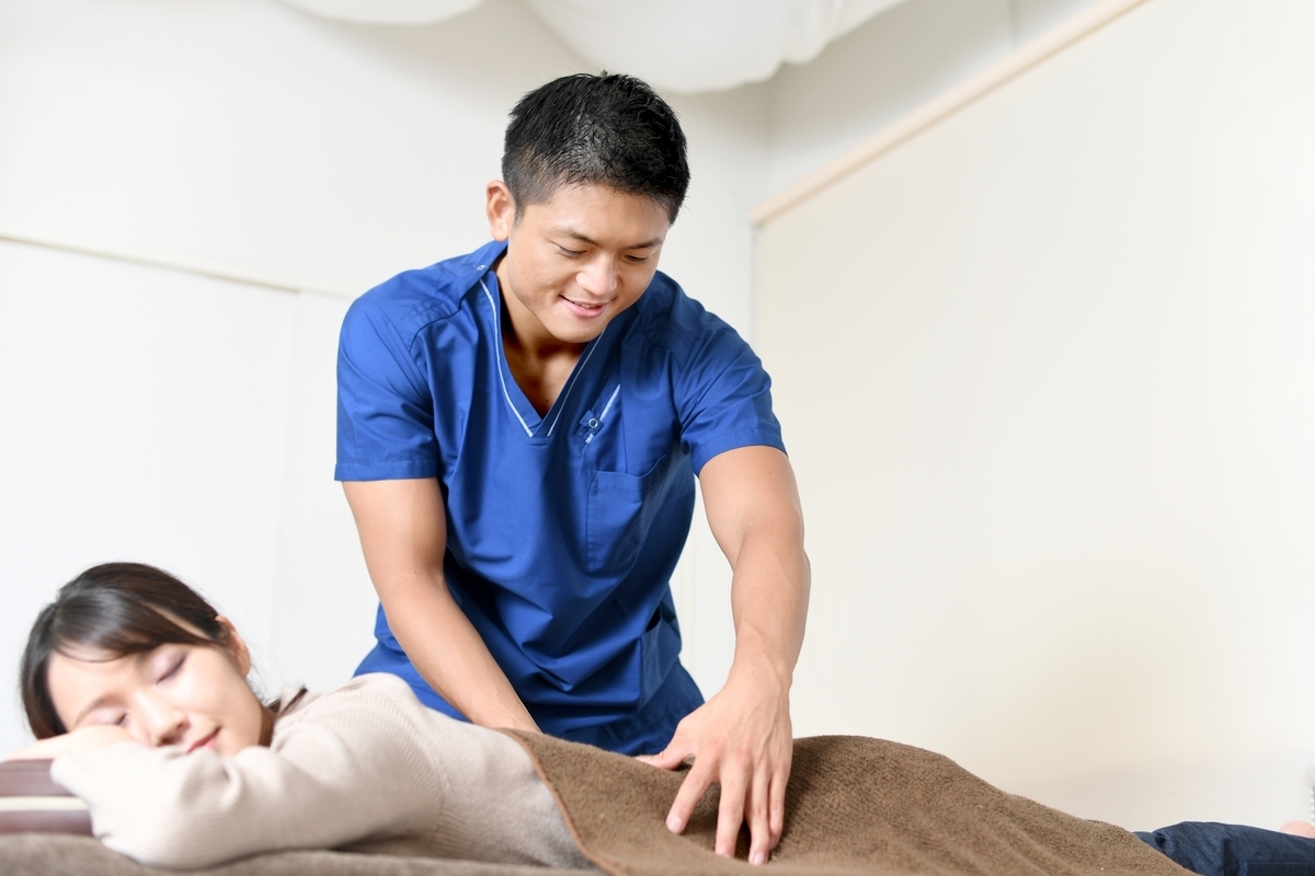 施術中の男性