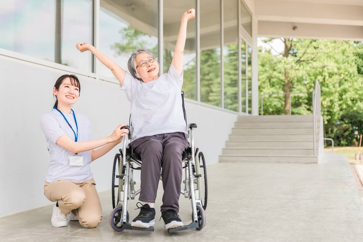 理学療法士の女性と高齢者