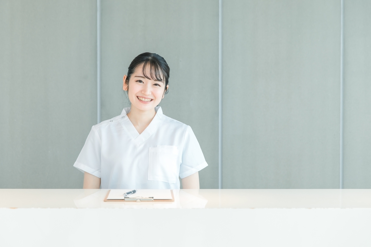 面談中の理学療法士