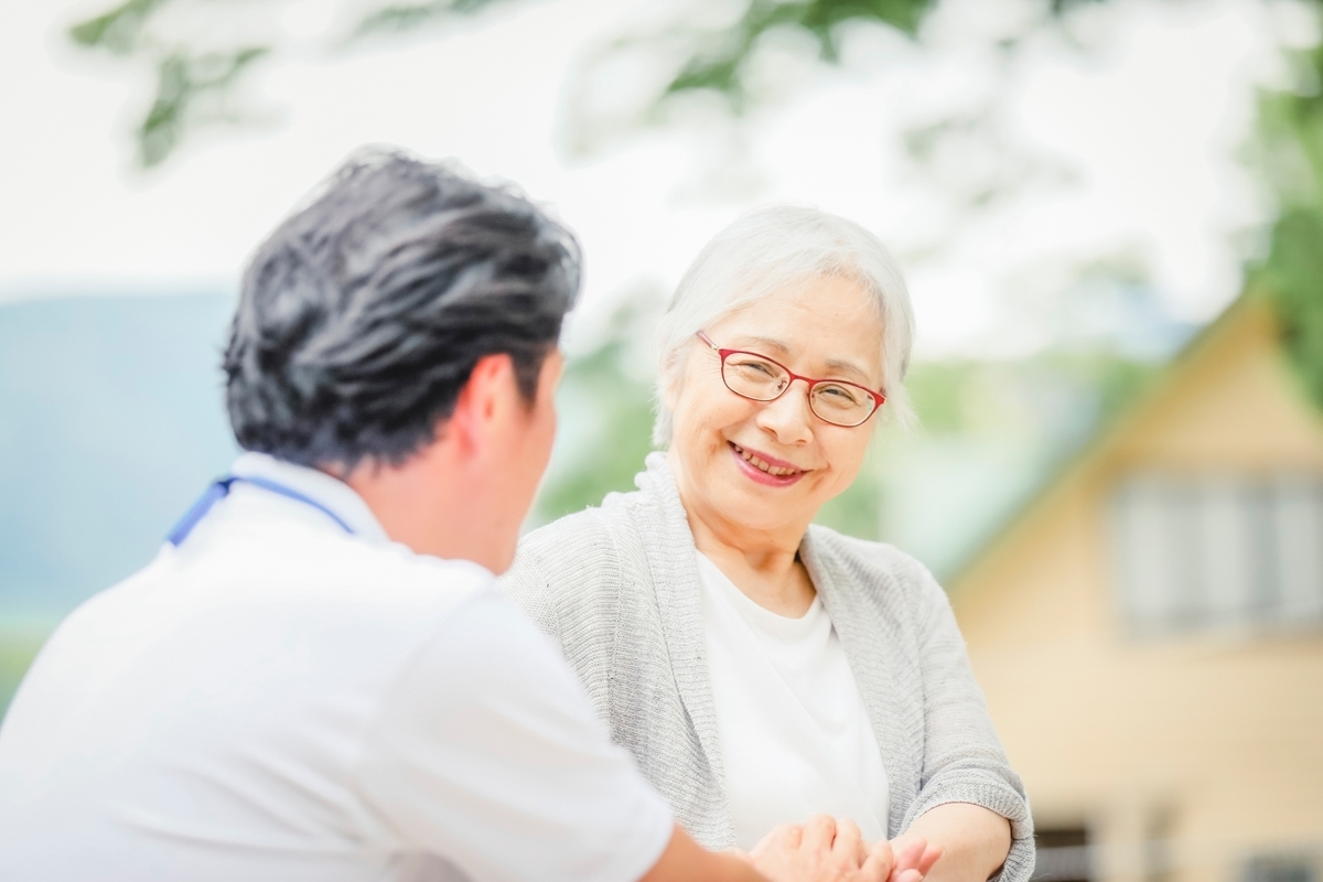 女性と作業療法士の男性
