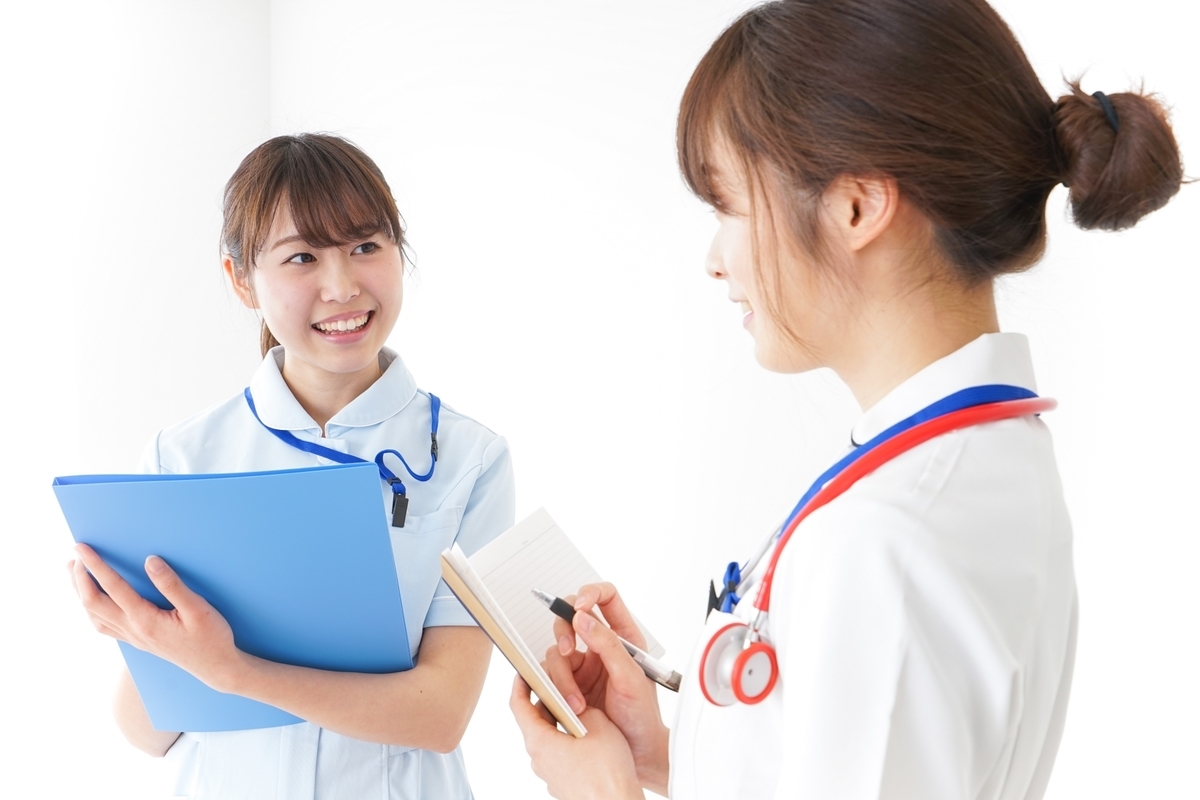 会話する看護師