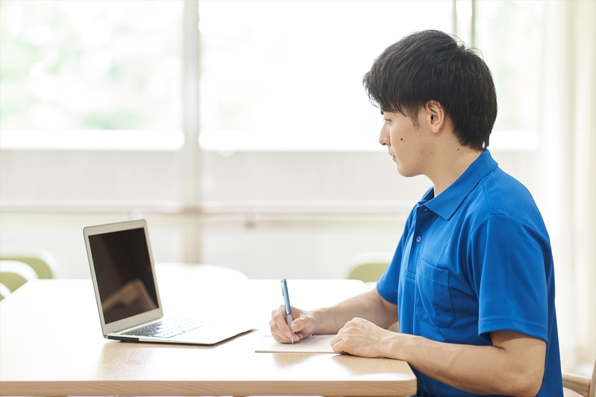 勉強する介護士の男性