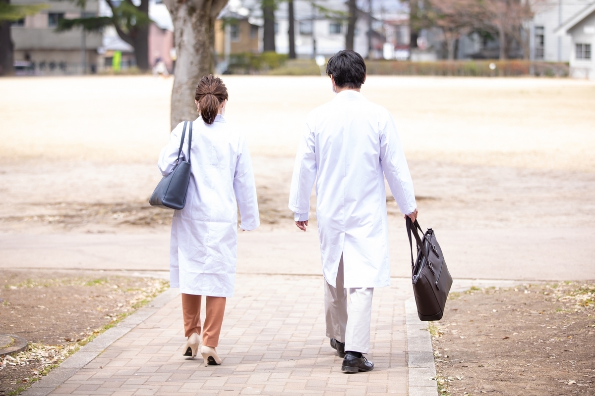 白衣の男女の後ろ姿
