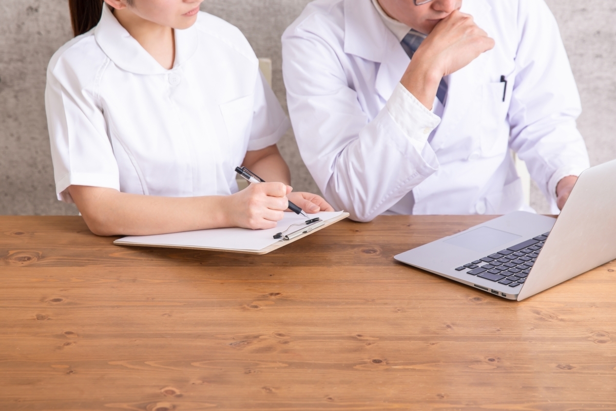 パソコンに向かう白衣の男女