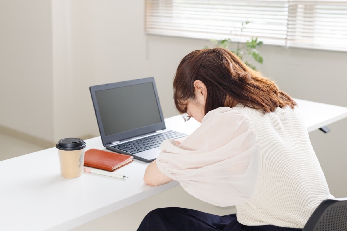 パソコンを前にうなだれる女性