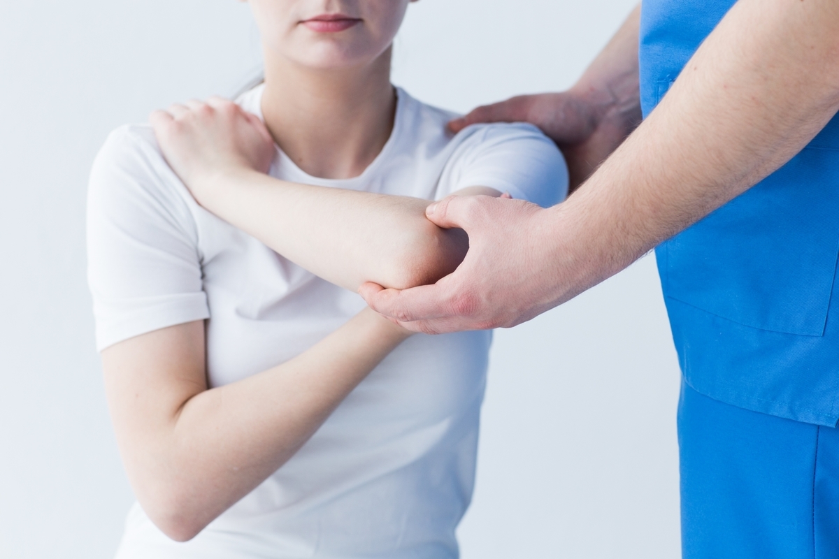 リハビリを手伝う男性