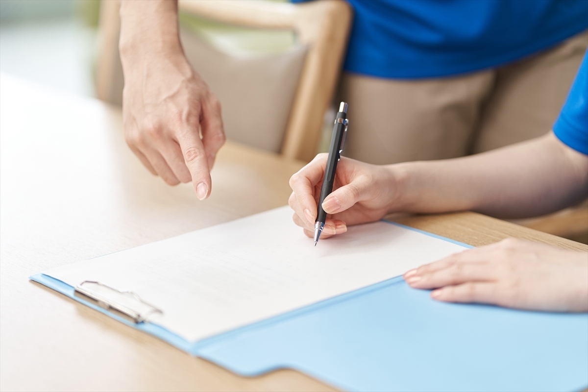 カルテに記入する手元