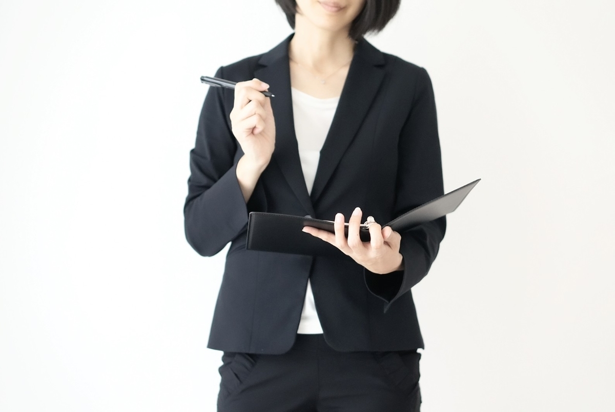 手帳に記入する女性